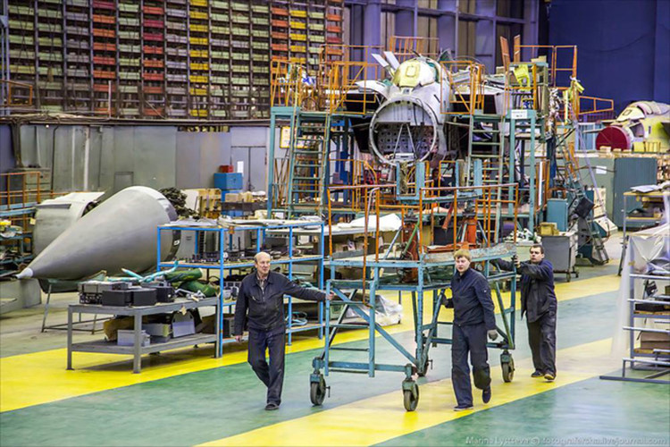 Kinh ngạc cách Nga hồi sinh MiG-31 từ nghĩa địa máy bay